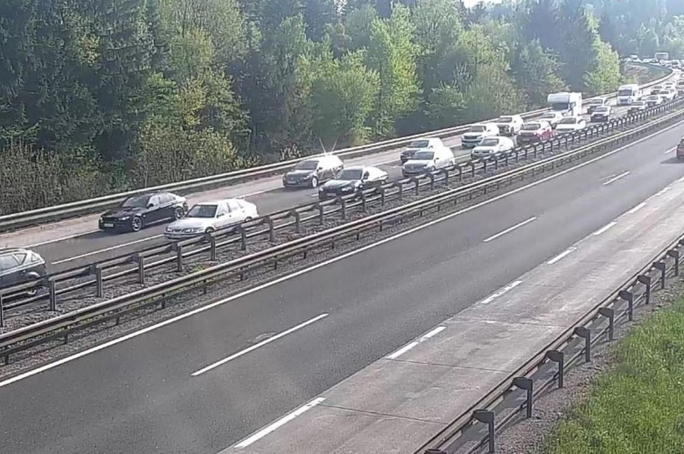 Na avtocesti trčil v betonsko ograjo (foto: Twitter/Promet.si)