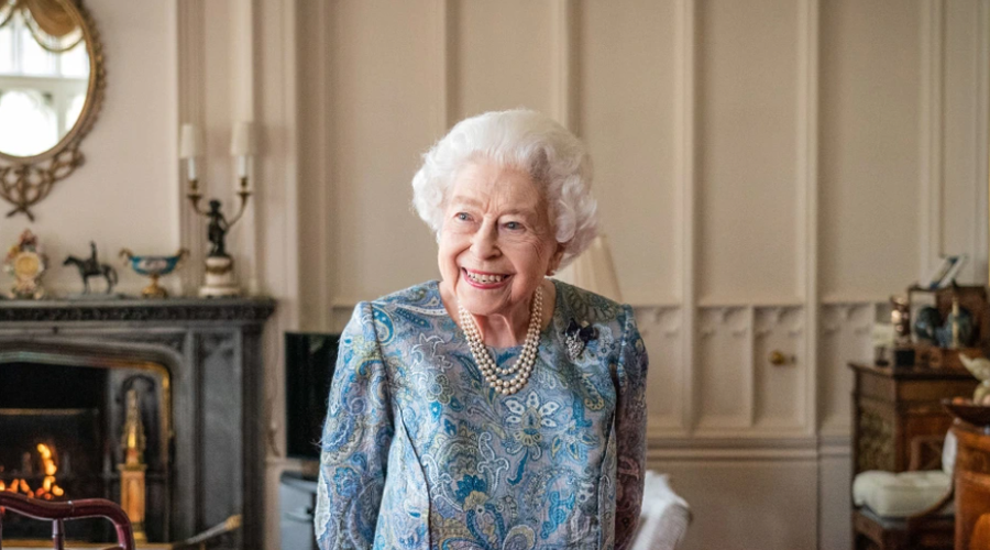 Ob okroglem jubileju nov portret kraljice Elizabete: je takšna, kot ste pričakovali? (foto: BBC news/posnetek zaslona)