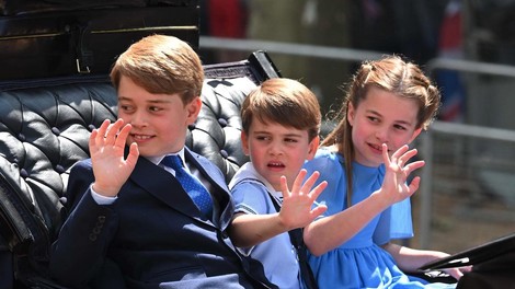 Princesa Charlotte je glavna! Poglejte, kaj je mlajšemu bratcu storila med vožnjo s kočijo