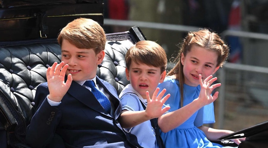 Princesa Charlotte je glavna! Poglejte, kaj je mlajšemu bratcu storila med vožnjo s kočijo (foto: Derek Momodu/Twitter)