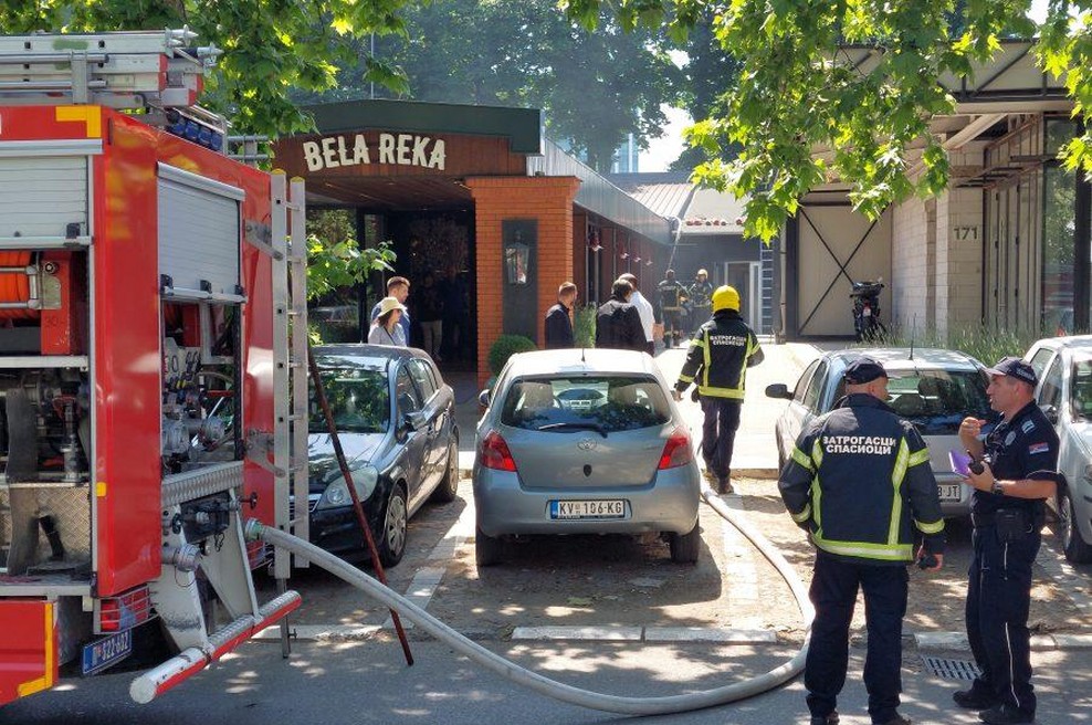 Ognjeni zublji zajeli prestižno restavracijo z Michelinovo zvezdico: gasilo 8 gasilcev! (foto: Petar Lazović/N1)