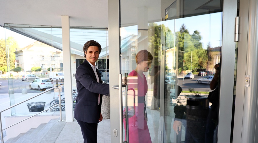 Skoraj bi zamudila! Ste videli, KAKO je nova ministrica za kulturo prišla na prevzem poslov? (foto: Bobo)