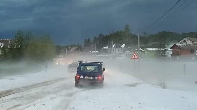 (VIDEO) Tudi nad Hrvaško so se razbesnele krute nevihte s točo! (foto: Marko Milić/Twitter)