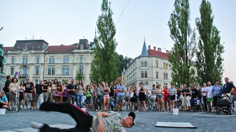 V središču prestolnice plešejo! Katere znane obraze lahko srečate?