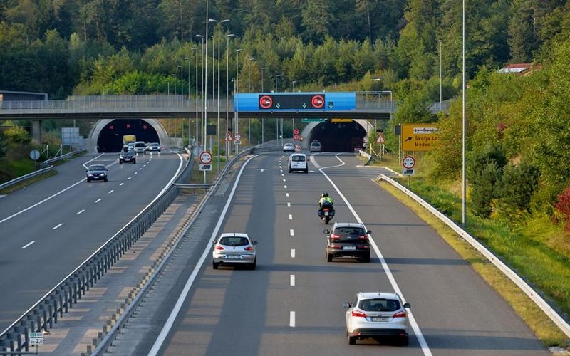 Seznam zaprtih cest se daljša: preverite, da ne boste ujeti v kilometrskih zastojih