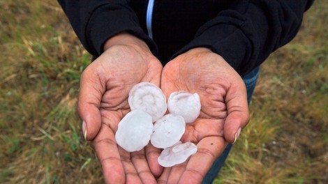 Izdano oranžno opozorilo! Kje bo znova padala toča?
