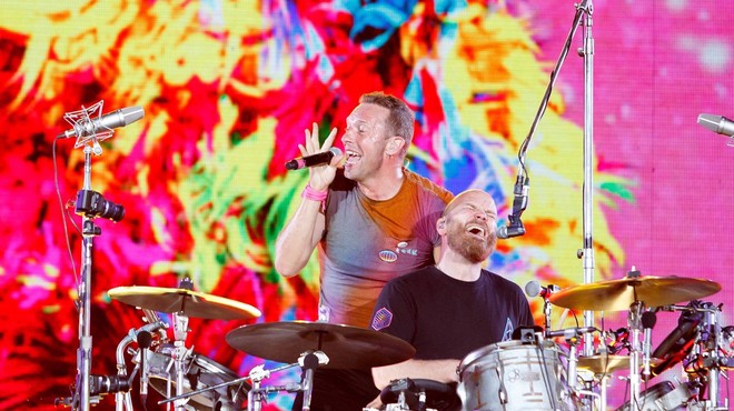 Svetovno znana glasbena ikona na koncertu Coldplay! Ne boste verjeli, kje je sedela (foto: Twitter/posnetek zaslona)