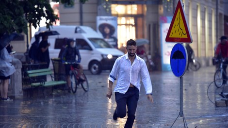 Pozor! Vreme se bo ponoči še poslabšalo