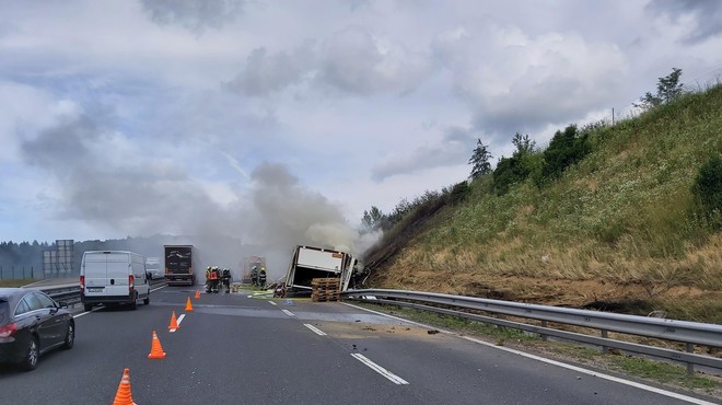 Previdno! Na avtocesti se je tovornjak prevrnil na streho! (foto: Twitter/Promet.si)