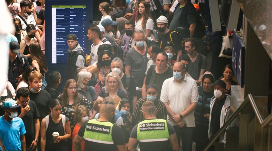 Nemci se drenjajo na prenatrpanih vlakih, pristojni prejeli na stotine pritožb (foto: Profimedia)