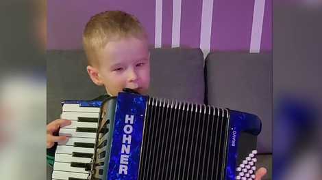 (VIDEO) Kakšen NAVDIH! 5-letni Paskal je slep od rojstva, a je takole zaigral na harmoniko