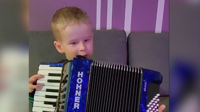 (VIDEO) Kakšen NAVDIH! 5-letni Paskal je slep od rojstva, a je takole zaigral na harmoniko (foto: Facebook/Društvo Viljem Julijan/posnetek zaslona)
