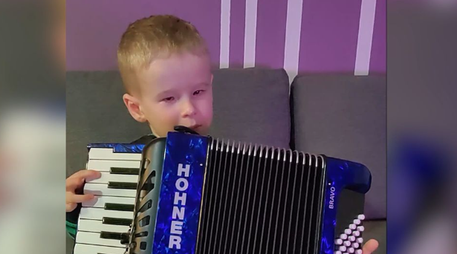 (VIDEO) Kakšen NAVDIH! 5-letni Paskal je slep od rojstva, a je takole zaigral na harmoniko (foto: Facebook/Društvo Viljem Julijan/posnetek zaslona)
