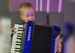 (VIDEO) Kakšen NAVDIH! 5-letni Paskal je slep od rojstva, a je takole zaigral na harmoniko