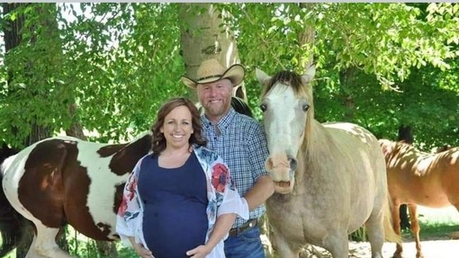 Do solz se boste nasmejali: tik pred rojstvom otroka sta želela ovekovečiti nosečnost, pa jima je ponagajal ta žrebec