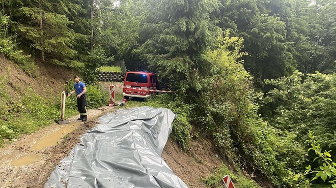 Na tem območju se je sprožilo več plazov, odneslo tudi del cestišča (foto: Facebook/Prostovoljno gasilsko društvo Kamnica)