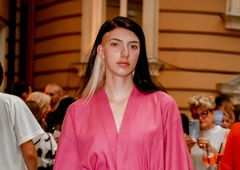 Breztežna eleganca lahkotnih spalnih kosov, s katerimi boste ustvarjali šik poletne spomine