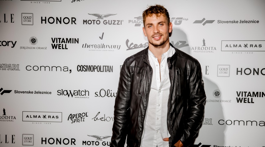 Žan Serčič na odru kar z motorjem (foto: Aleksandra Saša Prelesnik)