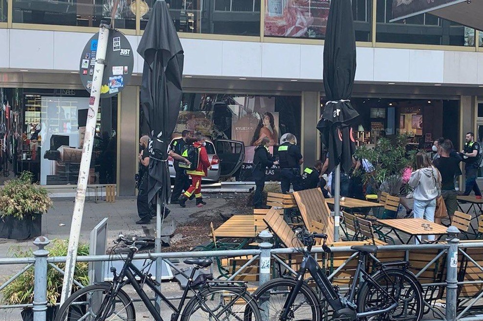 Znani igralec priča napada v Berlinu: "Le kaj bi bilo, če bi se tam znašel samo minuto prej." (foto: Twitter/JohnBarrowman)