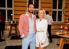 Zaljubljena Katarina Benček na najbolj vroči zabavi v prestolnici: njen partner je navdušil s svojim videzom!