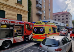 Previdno z električnimi skiroji! V Celju je zagorel med polnjenjem