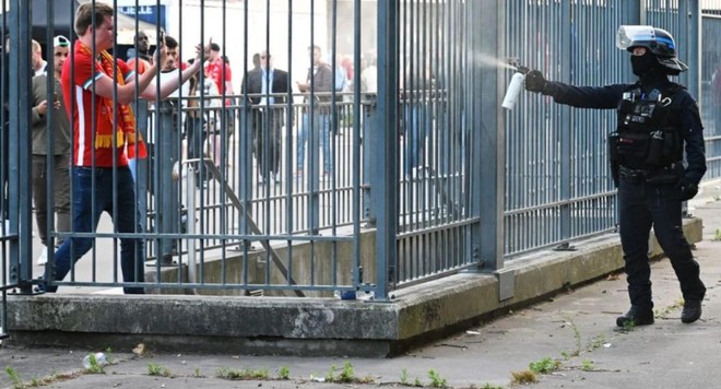 Potrjeno: pariška policija je pred finalom lige prvakov zatajila (foto: Twitter/The Irish post)