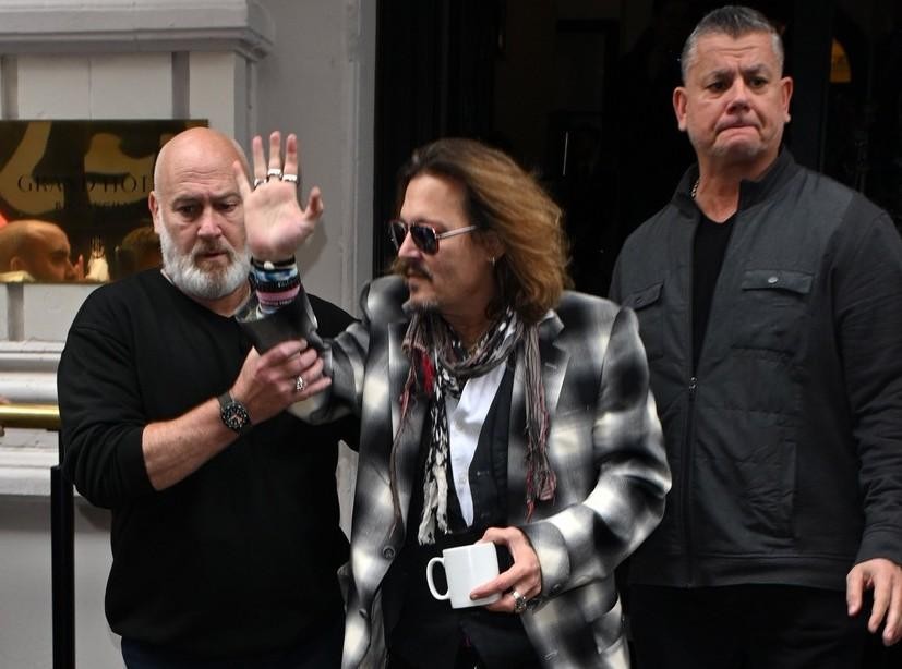 Čeprav se je sojenje med zvezdnikoma končalo že pred nekaj časa, Johnny Depp nima miru pred paparaci, ki mu sledijo …