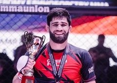 Zvezdniški borec nokavtiral neznanca v trgovskem centru