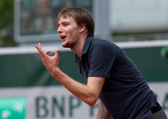 Neprimerno obnašanje: kamere so ujele, kako je na glas preklinjal na igrišču