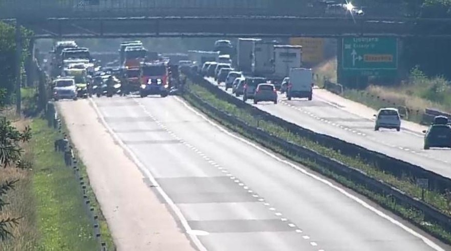 Prometna nesreča: vse stoji - avtoceste prepolne vozil (foto: Twitter/Promet.si)