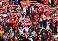 Kaos na tribuni: navijači so se stepli med seboj