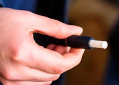Po elektronskih cigaretah posega vse več mladostnikov: številke so skrb vzbujajoče