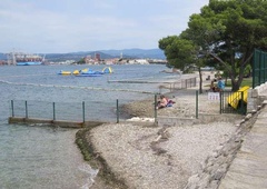 20-letnik na slovenski plaži napadel moškega