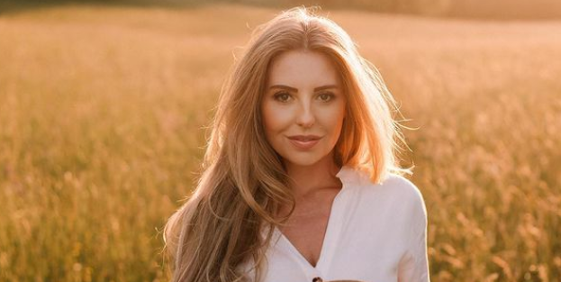 Hajdi Korošec Jazbinšek, fatalka, uspešna podjetnica, žena in mamica dveh otrok, so v objektiv ujeli v objemu priljubljenega slovenskega pevca. …