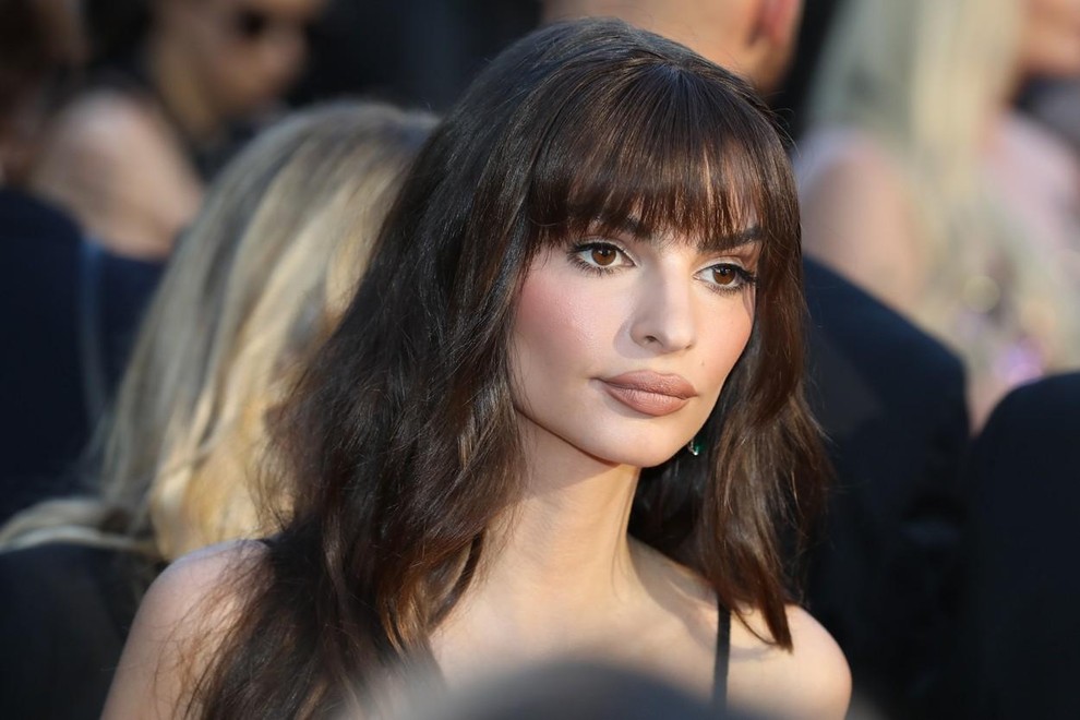 Emily Ratajkowski se nikoli ni bala vrniti starih trendov: bolj ekstremna gola obleka, krilo z nižjim pasom in krojena mikro …