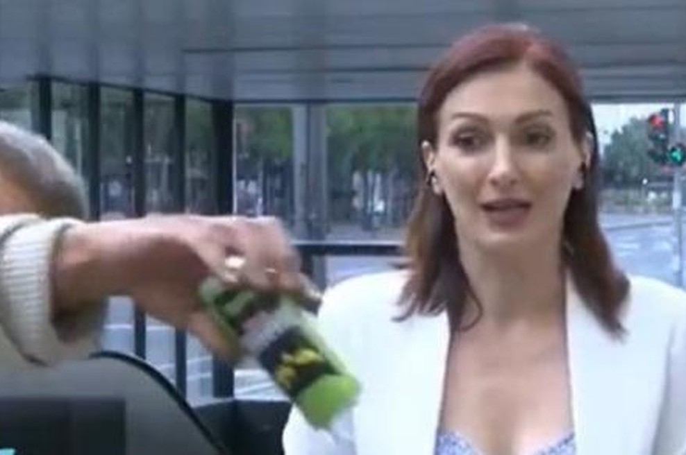 VIDEO: Incident med poročanjem v živo! Stopil je pred novinarko, polival pijačo in postregel z močnimi kletvicami (foto: RTS Srbija/posnetek zaslona)