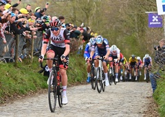 Začela se je dirka po Sloveniji: kdo je prehitel Tadeja Pogačarja?