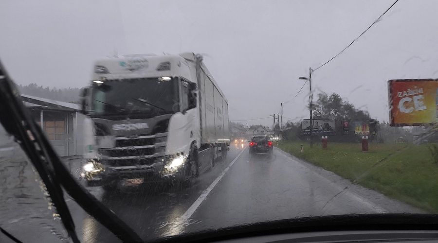 Zaradi močnega vetra prišlo do obsežne intervencije na območju Domžal (foto: Bobo)