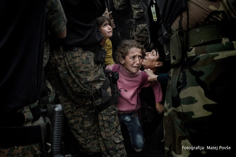Skupina beguncev iz Sirije na grško-makedonski meji, Gevgelija, Severna Makedonija, september 2015