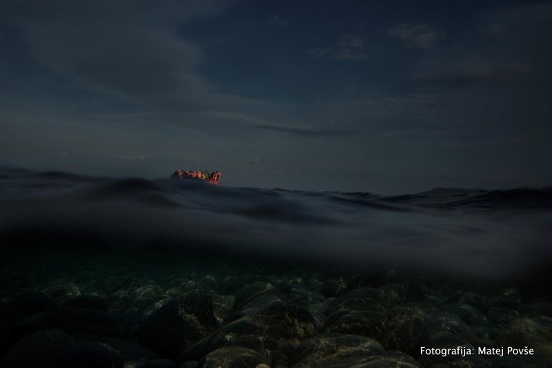 Begunci iz Sirije v napihljivem čolnu pred otokom Lesbos, Grčija, november, 2015