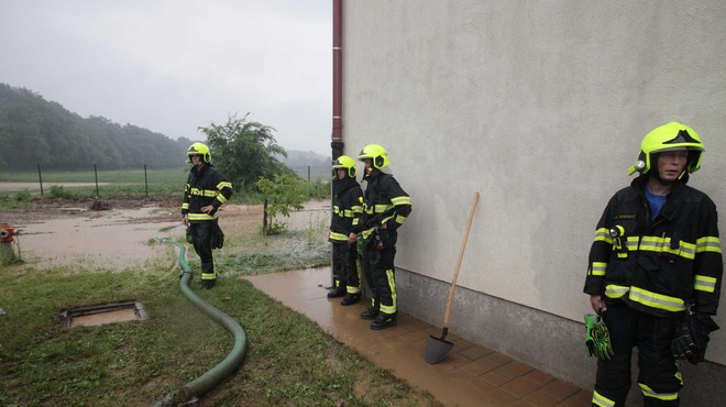 Neurje ponekod povzročilo številne težave, posredovali so tudi gasilci (foto: Bobo)