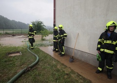 Neurje ponekod povzročilo številne težave, posredovali so tudi gasilci