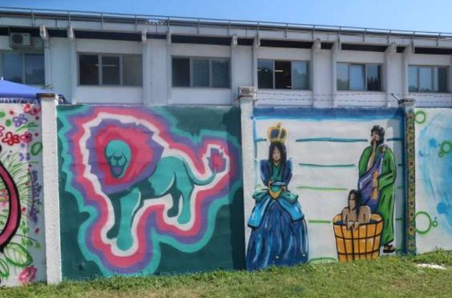 Dijaki z grafiti olepšali zid na celjskem kopališču (foto: STA)
