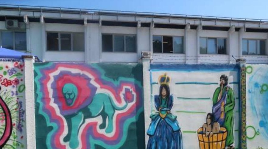 Dijaki z grafiti olepšali zid na celjskem kopališču (foto: STA)