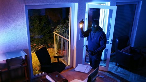 Policija prosi za pomoč! Vlomilec na delu že večkrat