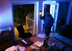 Policija prosi za pomoč! Vlomilec na delu že večkrat