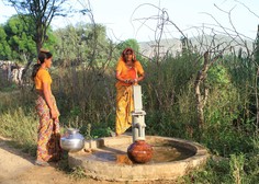 Grozljivka v Indiji: borba za dečka, ki je obtičal v vodnjaku med kačami in škorpijoni
