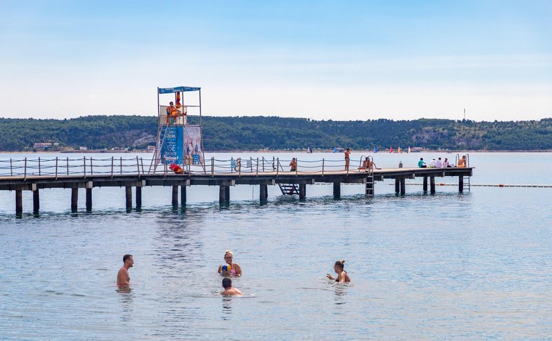 Skok na obalo in v morje bo več kot dobrodošel!