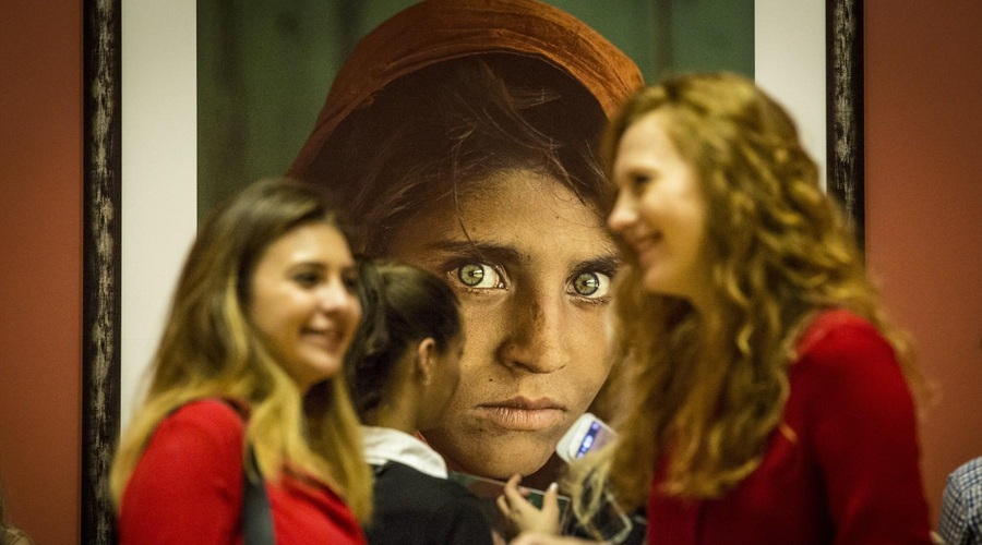 Kako je danes videti zelenooka afganistanska deklica, za katero se skriva tragična zgodba? (foto: Profimedia)