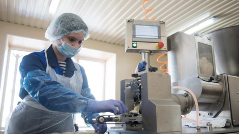 Zoper podjetji, ki sta obtoženi izkoriščanja delavcev, vložena kazenska ovadba